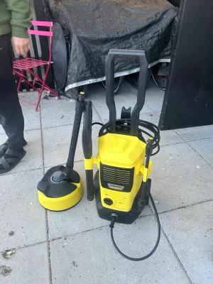 Kärcher högtryckstvätt med tillbehör - Kraftfull gul och svart högtryckstvätt från Kärcher K4 med flera tillbehör, bland annat en roterande borste och rengöringsmedel. Perfekt för att tvätta altan, bil eller cykel. Smidig att flytta tack vare handtaget och hjulen.