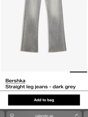 Gråa jeans från Bershka - Snygga jeans i mörkgrå färg från Bershka. Jeansen har klassisk femficksdesign, normal midja och raka ben. Perfekta för en trendig och avslappnad stil.