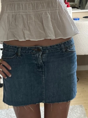 Blå lågmidjad jeanskjol - Blå jeans kjol från Wrangler! Kjolen har en låg midja💗Kan pris diskuteras! 
