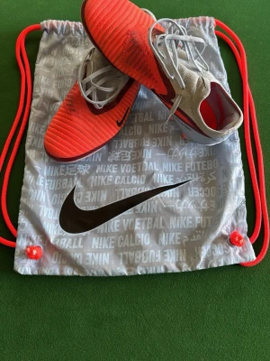 Nike phantom elite - Phantom elite från Nike i bra skick, medföljer påse. Hör av dig vid frågor?ett trasigt skosnöre men inget som påverkar när man spelar
