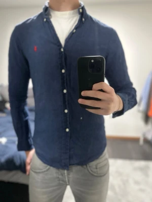 Blå Ralph Lauren linneskjorta - Riktig fet blå skjorta från Ralph Lauren i linne, Storlek S, modell 193cm, 85kg bär storlek M. Hör av er vid frågor/funderingar 🙏