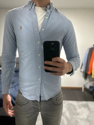 Ljusblå skjorta från Polo Ralph Lauren - Riktigt fin ljusblå skjorta från Polo Ralph Lauren med button-down krage. Storlek S, Modell 193cm - 85kg - Bär storlek M. Skriv vid frågor/funderingar 😇