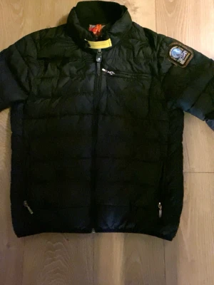 Parajumper light weight M - Parajumper ugo/light weight storlek M, jackan är i fint skick inga skador eller fläckar osv. 