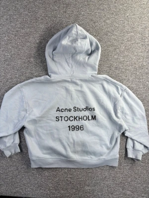 Snygg Stockholm hoodie - Säljer denna riktigt snygga hoodien | storlek M oversized fit | skick 10/10 | saknar lapparna därav priset | passar till alla outfits | kolla gärna in profilen för liknande produkter och skriv vid minsta lilla fråga 🥂🥂
