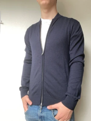 Stickad zip tröja från John Henric  - Tröjan är lite för liten på mig som är 178cm och väger cirka 70kg. Rekommenderar tröjan för folk som är 165-175cm!