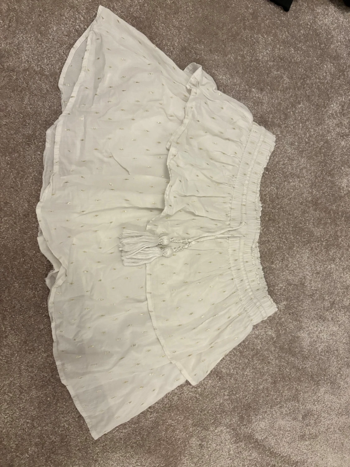 Vita shorts med snörning och volang