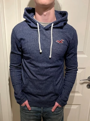 Hollister hoodie - Säljer en skön Hollister hoodie i lite tunnare material! | Mycket fint skick utan defekter, finns något mindre tecken på användning! | Storlek S. | Ställ gärna frågor innan du köper!