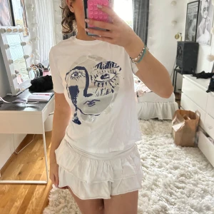 Vit t-shirt från Zara - Zara t-shirt så snygg, en intresse koll pga osäker påmind jag vill sälja, utgått ur zaras sortiment så finns ej kvar, skriv för frågor