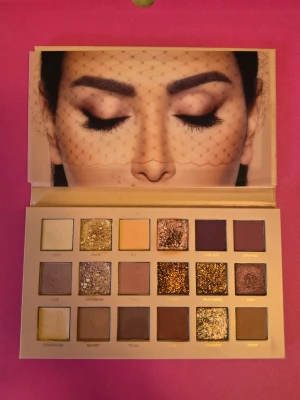 the new nude eyeshadow palette från HudaBeauty - Ögonskuggspalett,Hudabeauty the new nude eyeshadow palette. Fin palett , den är swatcchad en gång.( Färgerna i paletten är testade för och se färgen.) Så fint skick.