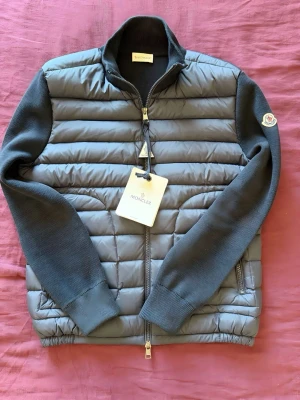 Moncler cardigan  - Hej! Säljer en helt ny moncler varsina marinblå, då jag säljer det åt en vän. Storleken är M men passar som S/M. OBS INGA BYTEN! 
