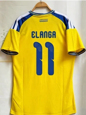 Sverige Elanga 11 matchtröja Adidas - Gul och blå Sverige fotbollströja från Adidas med Elanga och nummer 11 på ryggen. Tröjan har korta ärmar, rund hals och broderat landslagsemblem framtill. Perfekt för dig som vill stötta landslaget under Vm  eller träning.