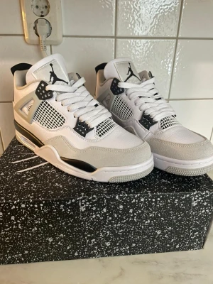 Air Jordan 4 retro military black - Air Jordan 4 retro military black. Aldrig använda. Nytt skick. Storlek 42. 