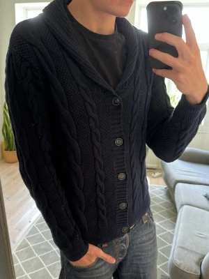 Cardigan  - Trendig och super snygg! Mått: A:50 B:51 C:46 D:62 (cm) Skriv vid fundering 😇🙌