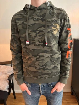 Grön Camo hoodie från Who’s ACE - Säljer en riktigt najs grön camo hoodie från  Who’s ACE, jag säljer den för 249kr! Om du har några funderingar så är det bara att skriva. 