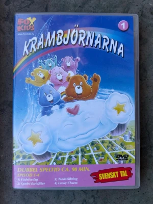 Krambjörnarna dvd - DVD-skiva med "Krambjörnarna" från Fox Kids. Innehåller avsnitten "Födelsedag", "Tandställning", "Spelet fortsätter" och "Lucky Charm". Total speltid är cirka 90 minuter.  Finns på språk: Svenska, Danska, Norska    OBS!! skivorna är begagnade så det kan förekomma repor/hairlines på skivorna, men då jag kollar igenom alla filmer jag säljer garanterar jag att alla funkar felfritt om inget annat står! :)