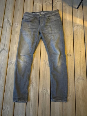 Dondup George skinny fit - Trendiga och snygga grå slim fit jeans från Dondup i modellen George!! Passar någon som är ungefär 180 cm. Sparsamt använda.