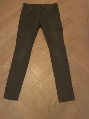 Replay jeans - säljer ett par mycket snygga replay brallor i en fet grå färg. Skicket är i så gott som ny skick och storleken är 28/30. hör av er vid frågor eller funderingar