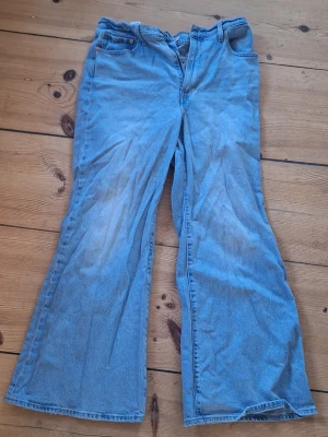 Bootcut jeans - Ett par ljusblå jeans från Levi's. Lite nötta vid fötterna men annars i väldigt bra skick. Modell ribcage bell. Sparsamt använda.