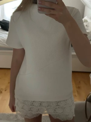 Vit stickad tshirt - Säljer den här super söta vita shirten i lite ”stickat” material och lite högre i halsen! Kunde inte hitta någon lapp med storleken men jag skulle säga typ en S! Skriv om du har frågor eller vill ha fler bilder❤️