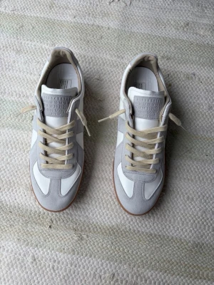 Maison Margiela gats - Säljer mina vita margielas då de tyvärr är för små, dem är i storlek 43 och är knappt använda. De är inköpta på NK och Inköpsbevis finns, däremot så har jag inte boxen kvar. Jag hoppas kunna få 2650kr för dom. Tveka inte på att skriva ifall ni har några som helst funderingar. 