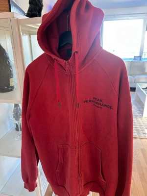 Röd hoodie Peak Performance  - Peak tröja 