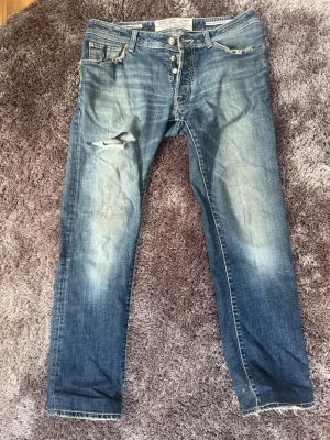 Jacob Cohen jeans - Säljer nu dessa schyssta jeans med fet tvätt från Jacob Cohen. Jeansen är flitigt använda, och har några slitningar samt lagningar. I övrigt är skicket bra. Modell 620c, sitter straight. Size 33. Bara att höra av sig med frågor eller funderingar! 