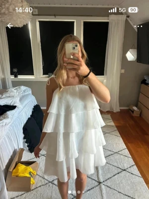 Studentklänning  - Så fin studentklänning från Gina i stl 34, aldrig använd 🤍🥰