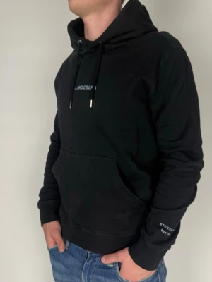 J.Lindeberg Hoodie - Storlek L passar M/L  Färg: Svart  Nypris: ca 1199 kr  Skick: Bra   Prisvärt alternativ med mycket kvar att ge