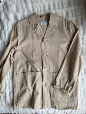 Overshirt Weekday - Overshirt från Weekday. Small, men stor i storleken. Finns en fläck på den, se bild, kanske går bort i tvätten har inte provat. 