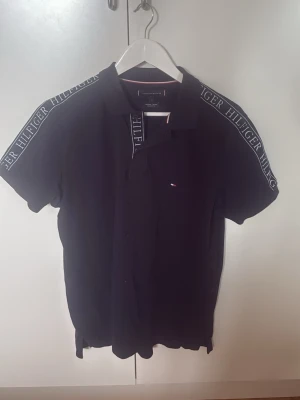 Svart piké från Tommy Hilfiger - Används knappt.