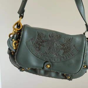 JUICY COUTURE VÄSKA OANVÄND - En juicy couture väska, köpt oktober 2024, aldrig använd. Köpt för 319PLN vilket motsvarar ca 830kr. Skriv vid frågor eller intresse🥰 
