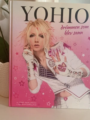YOHIO drömmen som blev sann - En fantastisk bok för dig som gillar Yohio!! I boken får du ta del av massa bilder och historier från hans uppväxt och karriär.💖Hans böcker säljs inte längre i butik, och är därav svåra att få tag på.