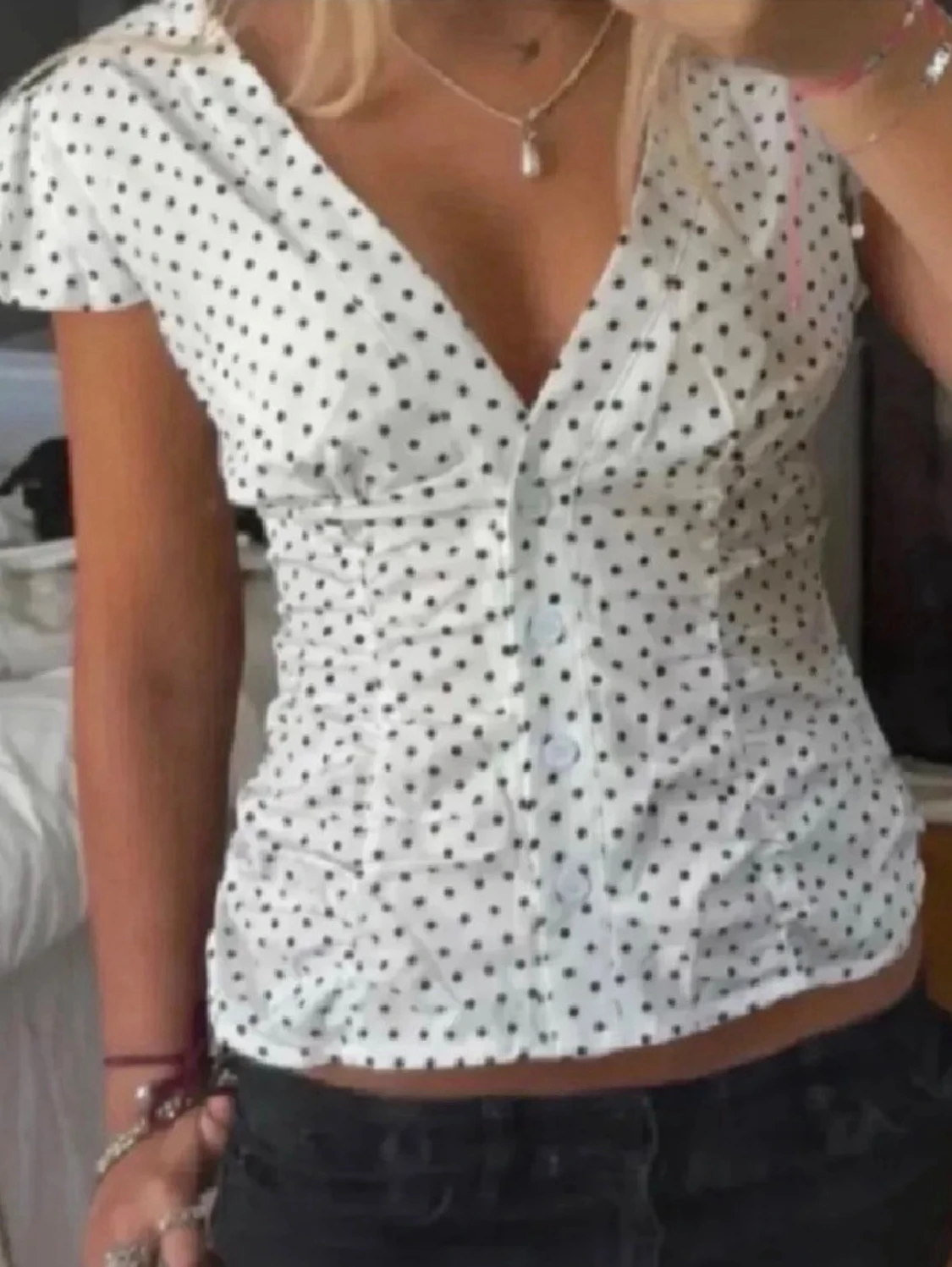 v-ringad polka dott blus