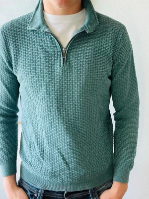 Massimo Dutti zip tröja  - Snygg Massimo Dutti zip tröja i en riktig snygg färg!Modellen på bilden är 190 och väger 85! Vid köp av flera erbjuder jag rabatt😊