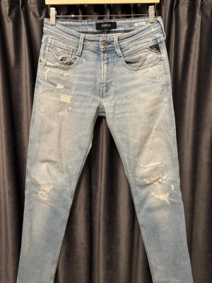 Replay anbass  - Replay anbass - skick 8/10, bra skick! - storlek 29/30 - perfekta jeans till sommaren med den ljusblåa färgen, samt feta slitningar - hör av er vid frågor🙌