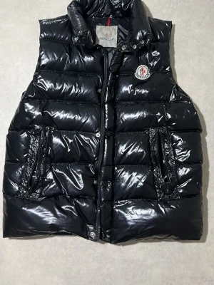 Moncler - Säljer en Moncler-väst i storlek 1. Comic-taggen på insidan har lossnat men västen är fortfarande clean och allt annat är i bra skick.