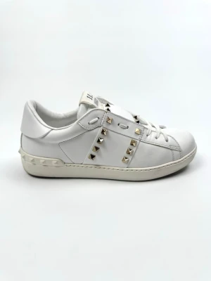 Valentino Rockstud  - Valentino Garavani Rockstud sneakers. Storlek 40. Skick 9,5/10. Box och två Dustbags ingår. Nypris ca 7700kr. 100% autentiska.