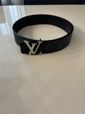 L V reversible bälte jao - Kan inte gå fel med denna, snart sommar, basic clean svart färg och andra sidan med sin vackra monogram. Kvaliten är guld, utseende och detaljer är utmärkta. Det är bara att skriva! Allt kan diskuteras, behövs fler bilder eller mer information kring bältet? Skriv, du kommer inte ångra det för detta bälte. Även priset kan diskuteras. 
