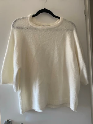 Vit stickad oversized tröja 15I - Mysig vit stickad tröja i oversized modell. Använd fåtal gånger💓💓