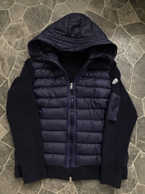 Moncler cardigan marinblåa - Säljer en Moncler cardigan utan defekter och även helt nytt. Säljer pågrund av liten storlek. Storlek Large men passar Medium