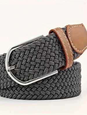 Grått flätat bälte med läderdetaljer - Snyggt grått flätat bälte med bruna läderdetaljer och silverspänne. Perfekt accessoar för att lyfta din outfit med en modern touch. Bältet har en flexibel design som gör det enkelt att justera efter behov.