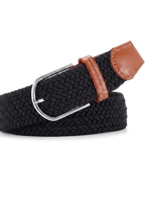 Svart flätat bälte med skinn-detaljer - Stilrent svart flätat bälte med silverspänne och bruna skinn-detaljer vid spännet. Perfekt accessoar för att lyfta din outfit med en klassisk touch. Passar till både jeans och chinos.
