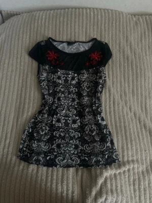 Söt topp❣️ - Jätte fin topp med röda detaljer❣️