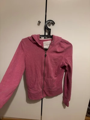 Victorias Secret kofta - Säljer min så söta kofta som inte kommer till användning tyvärr. Fint skick!