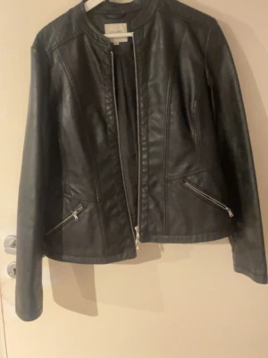 Läder jacka - Säljer denna super tuffa läderjacka! Perfekt att ha när man ska ut å festa eller bara vardagligt. Super snygg till höga stövlar och en kort kjol men även till jeans osv. Sitter lite oversized.