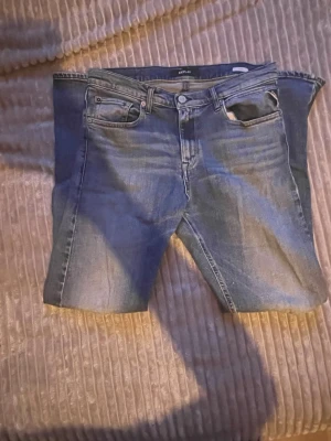 Blå Replay jeans med raka ben - säljer då dom är för små, hål i vänster ficka, pris kan diskuteras. 