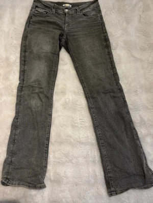 Grå jeans från Gina Tricot - Snygga grå jeans från Gina Tricot med en fin passform och klassisk femficksdesign. Jeansen har knapp- och dragkedjestängning samt är tillverkade i denim med lätt tvättad look. Perfekta för en avslappnad och trendig stil. Från gina Young! I bra skick!❤️