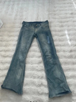 Ljusblå bootcut jeans - Säljer ett par ljusblå bootcut jeans med klassisk femficksmodell, från cheep monday. Jeansen har en något utsvängd passform nedtill och är tillverkade i mjuk denim. Perfekta för en avslappnad och trendig look. Väldigt stechiga och sköna! Aldrig andvända! I storlek 30/32❤️motsvarar ca M-L!