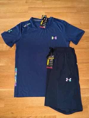 Under armour - Short set // Alla storlekar från S - XL - Under Armour set i nyskick – t-shirt + shorts. Helt oanvänt med lappar kvar. Snygga detaljer och skönt material, perfekt för gym eller vardag. Säljs som set. Finns även i fler färger på min profil, det är bara att skriva vilken storlek man vill ha☺️
