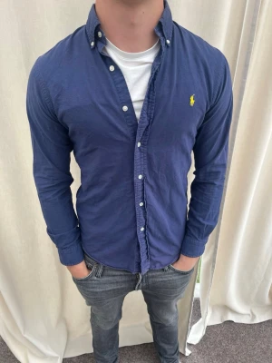 Skjorta från Ralph Lauren - Riktigt snygg skjorta från Ralph Lauren. Strl S, personen på bilden är 185 cm lång. Skicka gärna prisförslag. Kika in min profil för mer schyssta plagg 